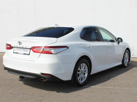 2018 Toyota Camry VIII (XV70), белый, 2180000 рублей, вид 5
