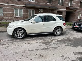 2010 Mercedes-Benz M-Класс AMG 63 AMG II (W164) Рестайлинг, белый, 2000000 рублей, вид 1