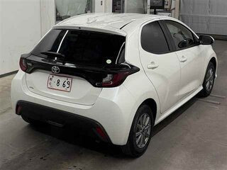 2022 Toyota Yaris IV, белый, 775000 рублей, вид 3