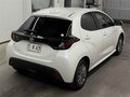 2022 Toyota Yaris IV, белый, 775000 рублей - вид 2