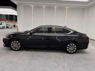 2022 Lexus ES 200 VII Рестайлинг, чёрный, 4200000 рублей, вид 4
