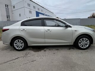 2018 Kia Rio IV, бежевый, 1350000 рублей, вид 4