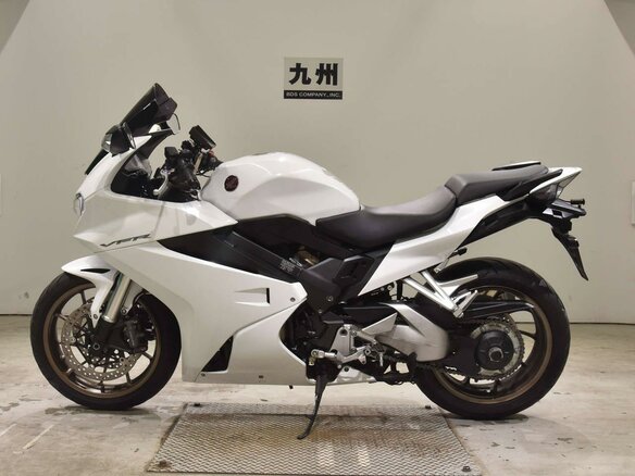 2018 Honda VFR 800, белый, 977000 рублей