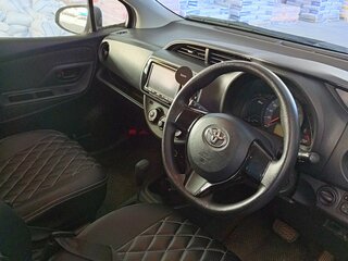 2018 Toyota Vitz III (XP130) Рестайлинг 2, серый, 1350000 рублей, вид 2