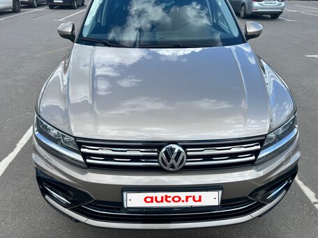 2018 Volkswagen Tiguan II, бежевый, 2560000 рублей, вид 2
