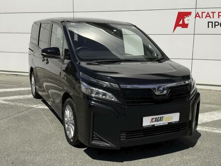 2019 Toyota Voxy III (R80) Рестайлинг, чёрный, 1890000 рублей, вид 3