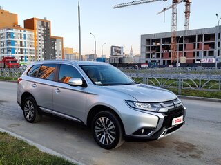 2020 Mitsubishi Outlander III Рестайлинг 3, серебристый, 2520000 рублей, вид 1