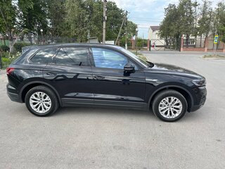 2018 Volkswagen Touareg III, чёрный, 5000000 рублей, вид 2