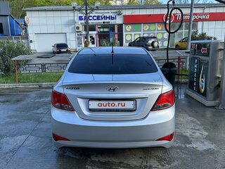 2015 Hyundai Solaris I Рестайлинг, серебристый, 1300000 рублей, вид 3