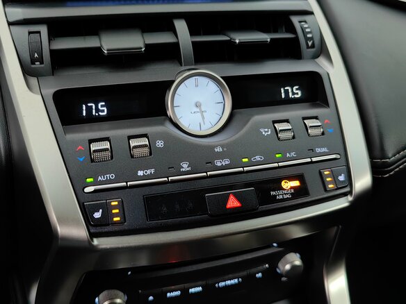 2020 Lexus NX 200 I Рестайлинг, белый, 2980000 рублей - вид 17