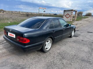 1995 Mercedes-Benz E-Класс 230 II (W210, S210), чёрный, 300000 рублей, вид 3