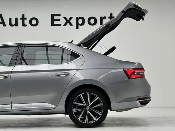2025 Skoda Superb III Рестайлинг, серебристый, 3350000 рублей - вид 5