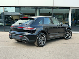 2026 Porsche Macan I Рестайлинг 2, чёрный, 12390000 рублей, вид 4
