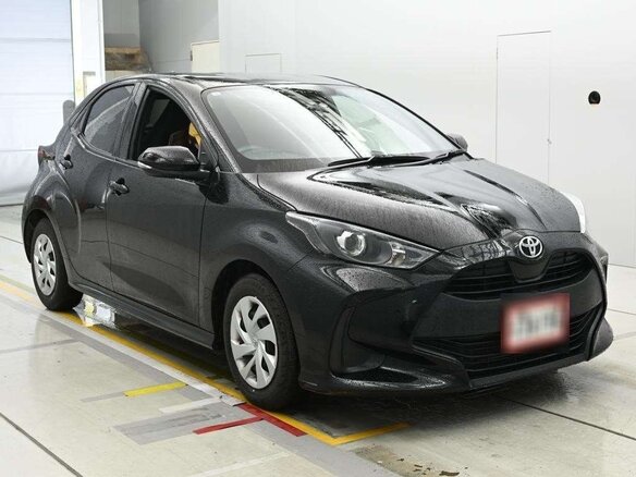 2022 Toyota Yaris IV, чёрный, 860020 рублей - вид 1