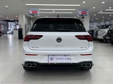 2023 Volkswagen Golf VIII, белый, 1915000 рублей, вид 4