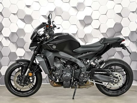 2025 Yamaha MT-09 (FZ-09), чёрный, 1299000 рублей, вид 4