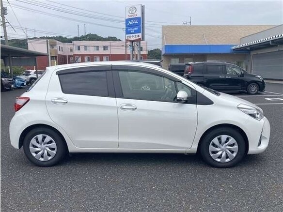 2018 Toyota Vitz III (XP130) Рестайлинг 2, белый, 750001 рублей - вид 3