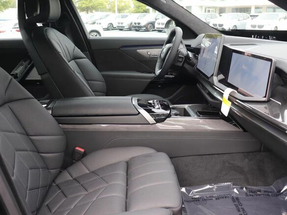 2026 BMW 7 серии 740 xDrive VII (G70) Рестайлинг, чёрный, 15973868 рублей - вид 7