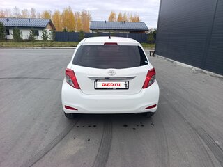 2013 Toyota Vitz III (XP130), белый, 720000 рублей, вид 5