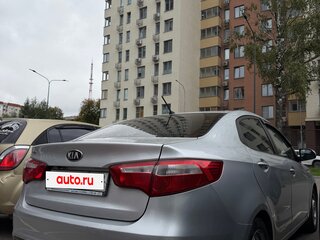 2013 Kia Rio 5-speed III, серебристый, 650000 рублей, вид 4