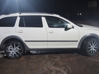 2011 Skoda Octavia II (A5) Рестайлинг, белый, 1300000 рублей, вид 3