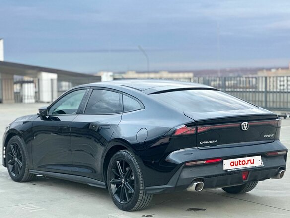 2024 Changan UNI-V I, чёрный, 2370000 рублей - вид 2