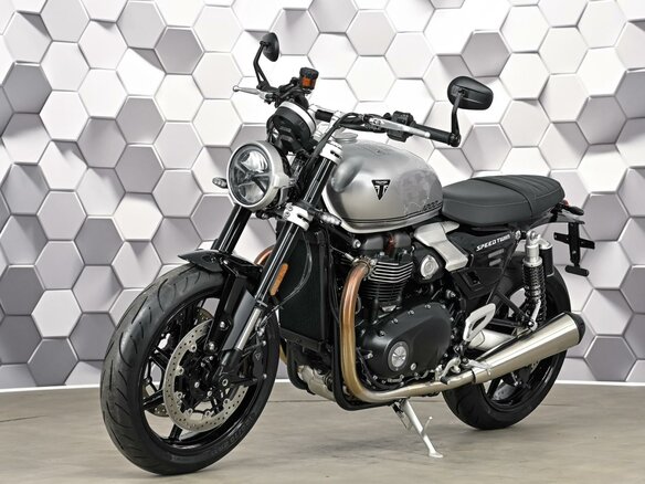 2025 Triumph Speed Twin, серебристый, 1629000 рублей - вид 1