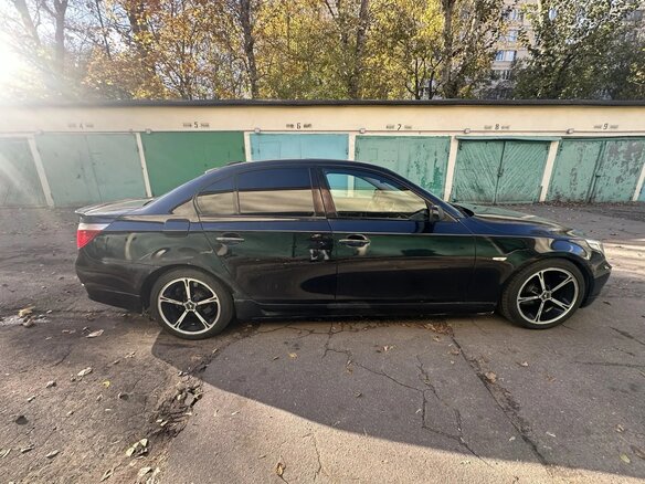 2005 BMW 5 серии 530i V (E60/E61), чёрный - вид 2