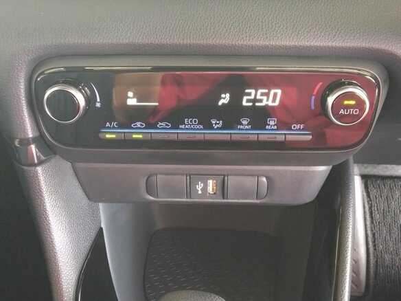 2023 Toyota Yaris IV, белый, 1060000 рублей - вид 23