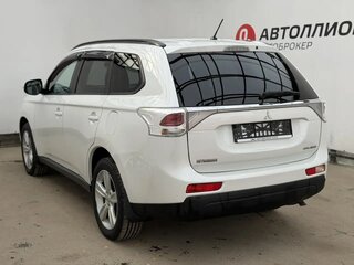 2013 Mitsubishi Outlander III, белый, 1420000 рублей, вид 3