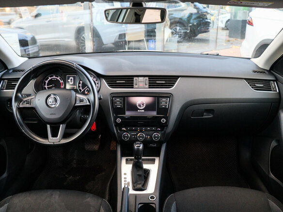 2018 Skoda Octavia III (A7) Рестайлинг, серый, 1890000 рублей - вид 8