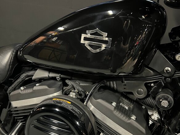 2020 Harley-Davidson Sportster 883, чёрный, 800000 рублей - вид 5