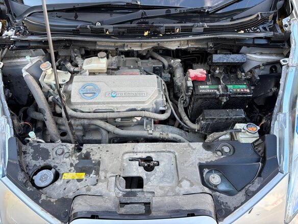 2012 Nissan Leaf (EM57) I (ZE0/AZE0), серебристый, 500000 рублей - вид 9