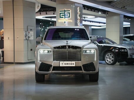 2025 Rolls-Royce Cullinan Black Badge I Рестайлинг (Series II), чёрный, 49000000 рублей, вид 3