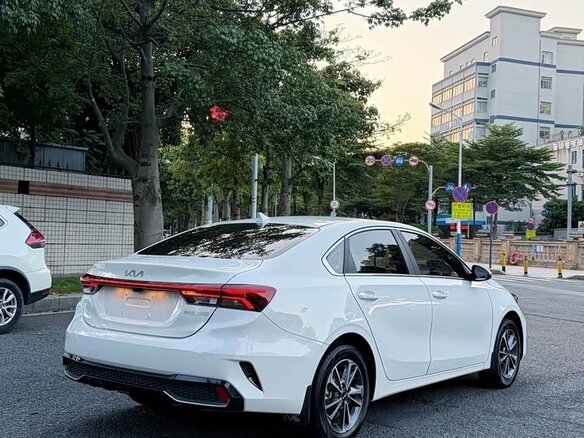 2023 Kia K3 II (China Market) Рестайлинг, белый, 1120300 рублей - вид 3