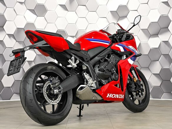 2026 Honda CBR 650R, красный - вид 6