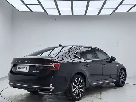 2023 Skoda Superb III Рестайлинг, чёрный, 1700000 рублей, вид 4
