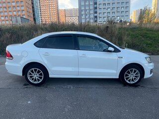 2016 Volkswagen Polo V Рестайлинг, белый, 850000 рублей, вид 4