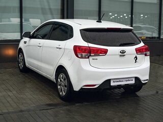 2017 Kia Rio III Рестайлинг, белый, 650000 рублей, вид 3