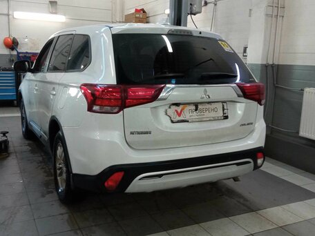 2019 Mitsubishi Outlander III Рестайлинг 3, белый, 1849000 рублей, вид 4