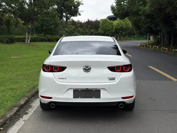2023 Mazda 3 Axela IV (BP), белый, 1510000 рублей - вид 3