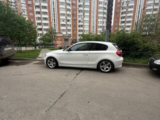 2009 BMW 1 серии 116i I (E81/E82/E87/E88) Рестайлинг, белый, 580000 рублей, вид 2