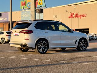 2019 BMW X5 30d IV (G05/G18), белый, 6300000 рублей, вид 4