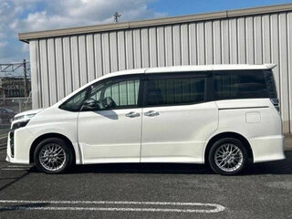 2021 Toyota Voxy III (R80) Рестайлинг, белый, 1799000 рублей, вид 2