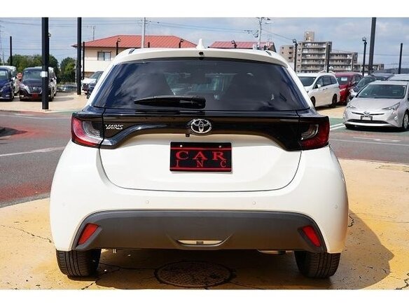2021 Toyota Yaris IV, белый, 924000 рублей - вид 5