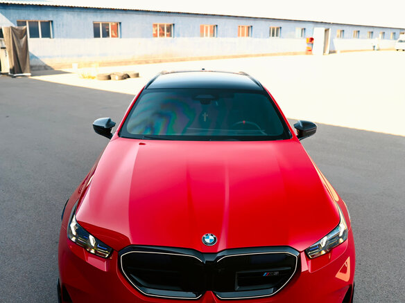 2025 BMW M5 VII (G90), красный, 20000000 рублей - вид 1