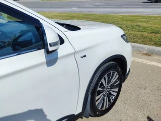 2019 Mitsubishi Outlander III Рестайлинг 3, белый, 2800000 рублей, вид 3