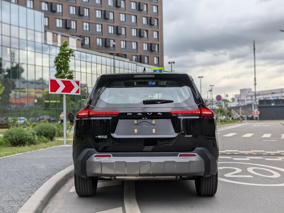 2026 Toyota RAV4 V (XA50), чёрный, 4180000 рублей - вид 4