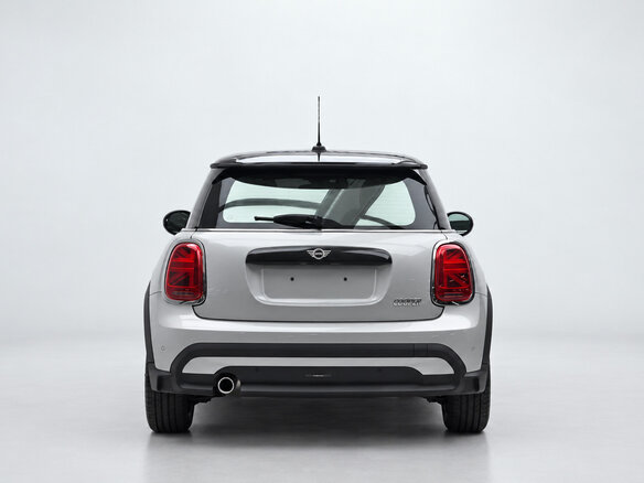 2022 Mini Hatch Cooper III (F55/F56) Рестайлинг 2, серебристый, 1860000 рублей - вид 3