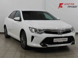 2016 Toyota Camry VII (XV50) Рестайлинг, белый, 1990000 рублей, вид 3